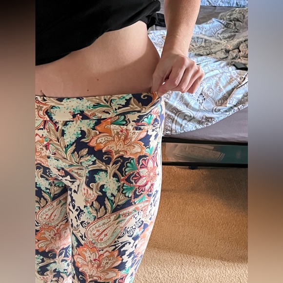 Chicos size 1 worn floral capris - Picture 3 of 7